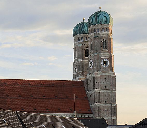 Frauenkirche_Munich,_March_2018.jpg